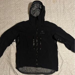 - Arcteryx black men’s alpha sv